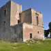 La parte posteriore della magione ricorda invece la torre di un castello, con la sua finestra allaltezza della scala che porta al primo piano e una finestra pi piccola allaltezza del terrazzo